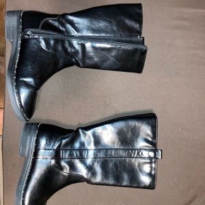 Practically new Girls zip up boot Size 2